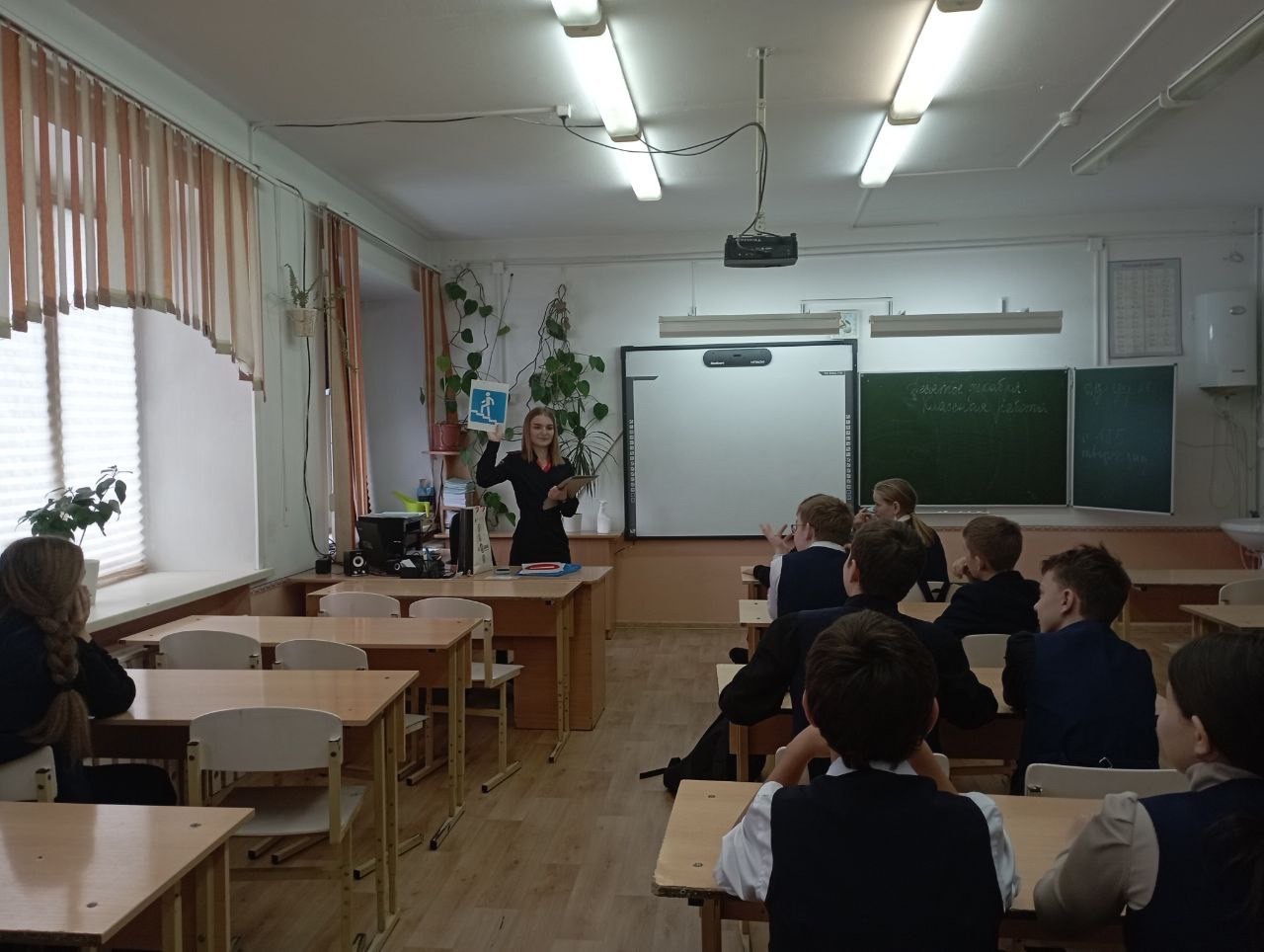 Сотрудники Госавтоинспекции проводят беседы в школах о безопасности дорожного движения.