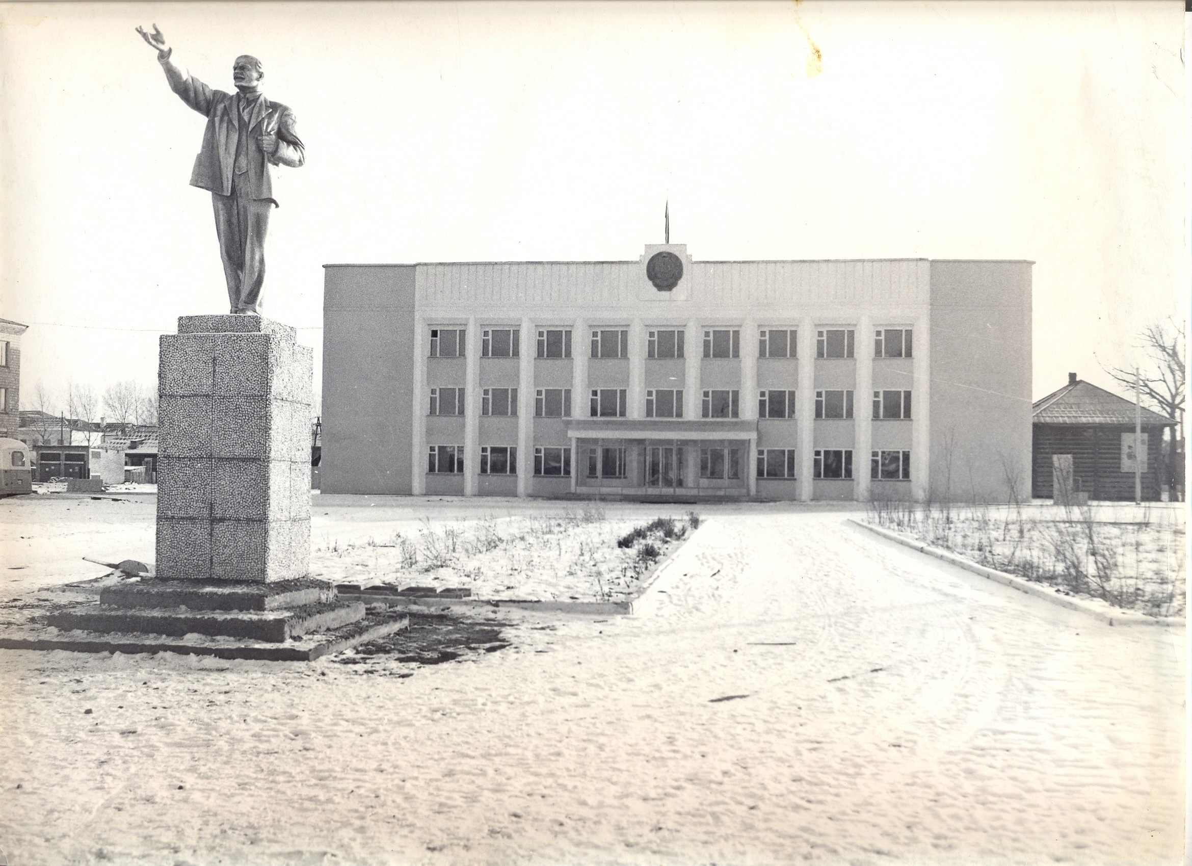 Памятник Ленину в нашем селе имеет свою историю. Она начинается с 1938 года, когда по решению Президиума Районного Исполнительного комитета от 7 июня 1938 года принимается решение об отпуске средств «в сумме обусловленной сметой на постройку памятников В..